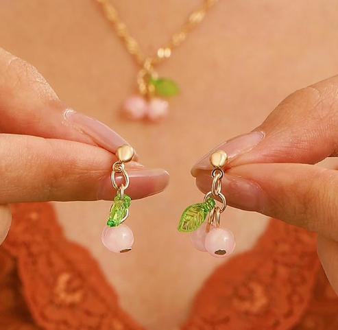 https://paygoodecu.com/products/collar-de-cerezas-rosa?_pos=1&_psq=COLLA&_ss=e&_v=1.0